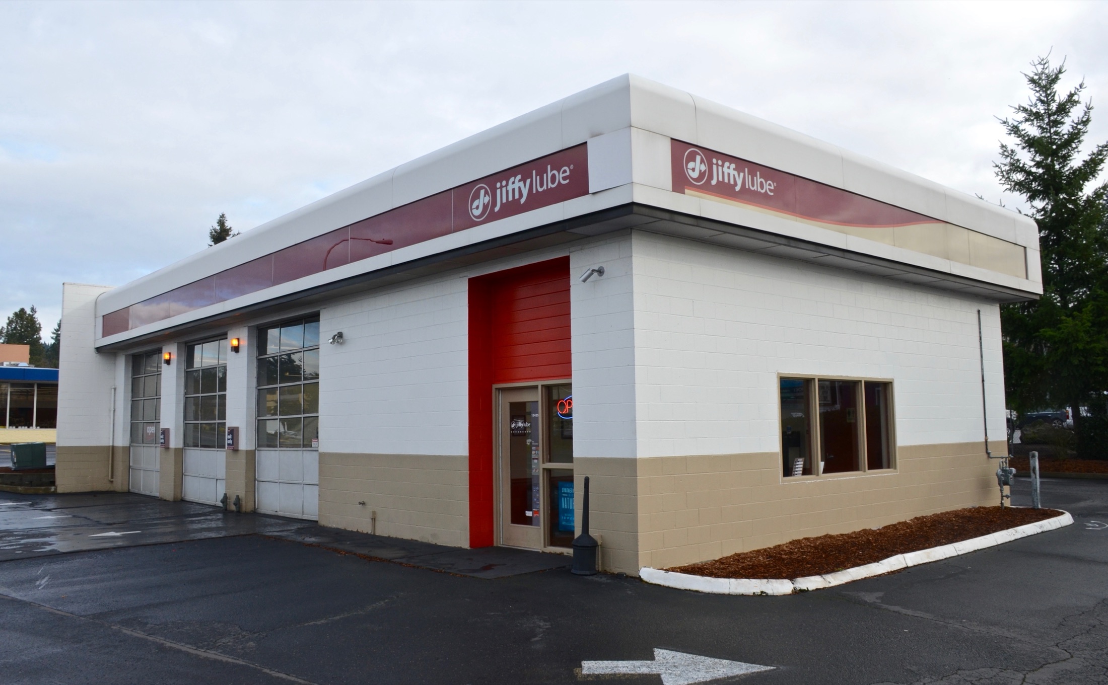 Quick lube service center with open service bays