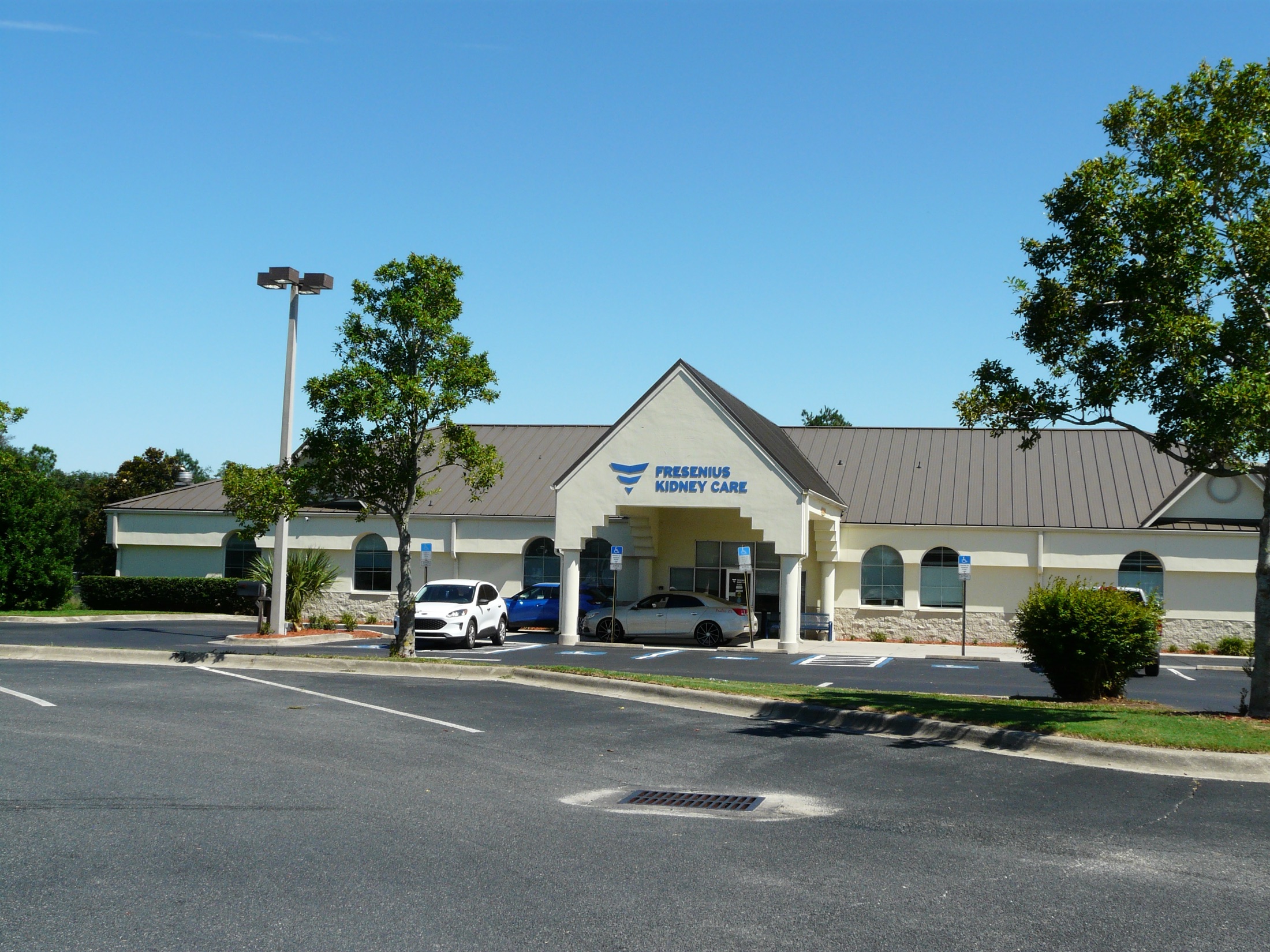 Single-story outpatient dialysis clinic with a covered patient drop-off